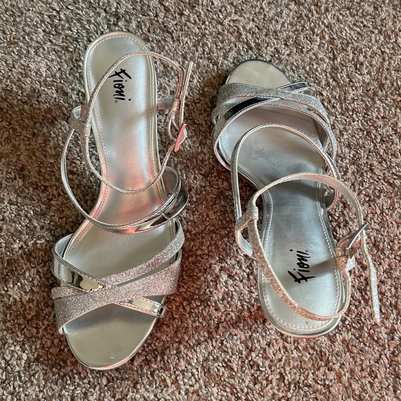 Silver Heels - Picture 2 of 8